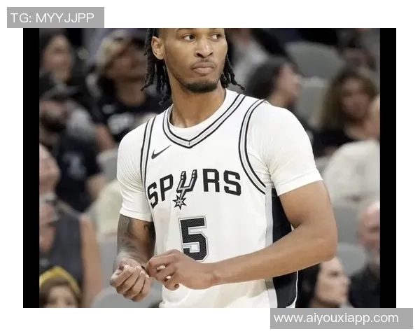 马刺新赛季球衣正式发布卡斯尔亲自试穿展现独特魅力与设计风格 马刺新赛季球衣正式发布卡斯尔亲自试穿展现独特魅力与设计风格