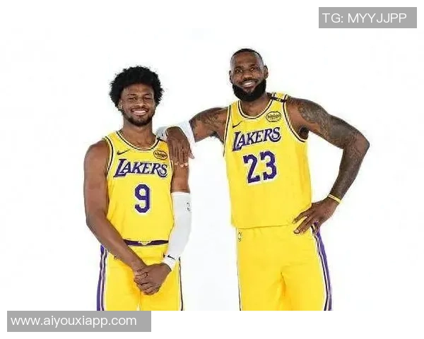 父子同台创历史詹姆斯与布朗尼在NBA赛场上携手共进 父子同台创历史詹姆斯与布朗尼在NBA赛场上携手共进