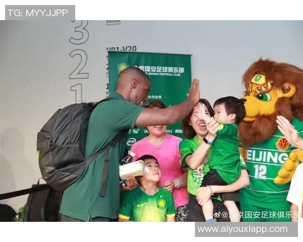 北京国安主场赛后邀请球迷家庭与队员亲密合影共度美好时光 北京国安主场赛后邀请球迷家庭与队员亲密合影共度美好时光