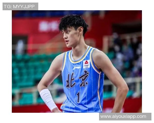 曾凡博在篮网首秀穿韦德之道12展现出色表现引发球迷热议