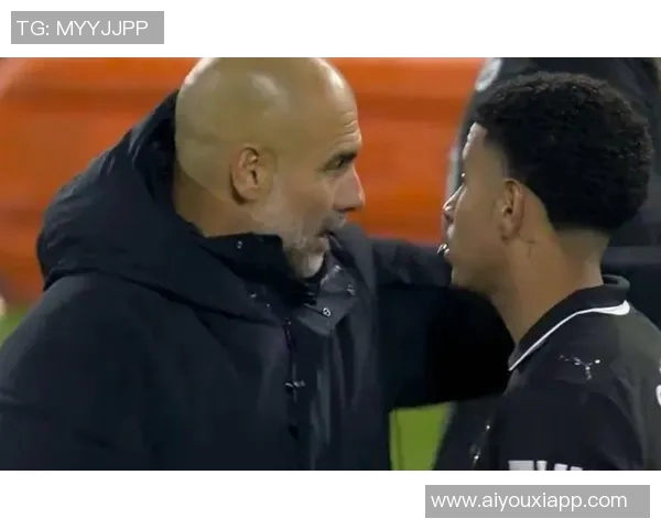 瓜帅赛后与主裁亲切交流竖起大拇指表达赞赏与尊重 瓜帅赛后与主裁亲切交流竖起大拇指表达赞赏与尊重