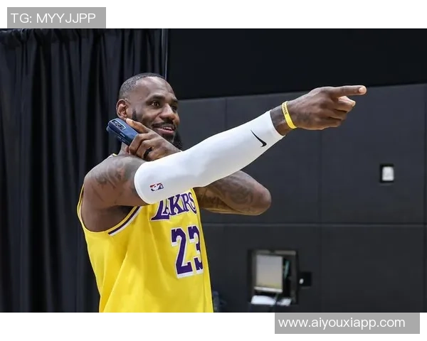 詹姆斯与儿子布朗尼打高尔夫分享珍贵亲子时光感悟人生乐趣